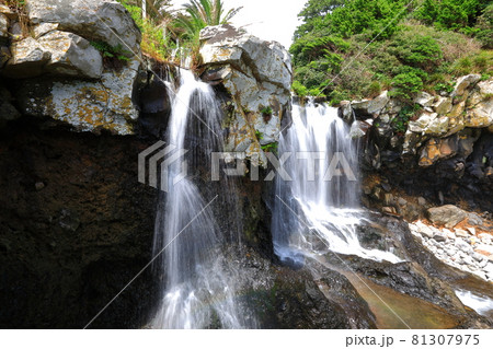 滝 海岸 洞窟 81307975