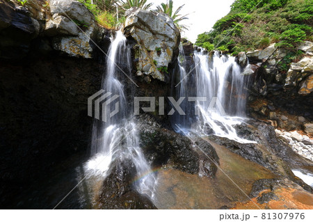 滝 海岸 洞窟 81307976