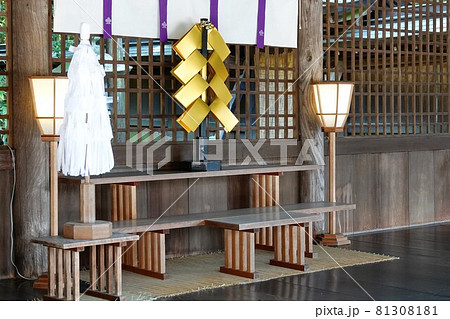 諏訪大社（下社）には本殿がありません。代わりに春宮ではスギの古木を、ご神木としています。 81308181