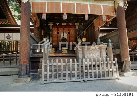 諏訪大社（下社）には本殿がありません。代わりに春宮ではスギの古木を、ご神木としています。 81308191