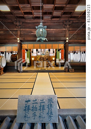 諏訪大社（下社）には本殿がありません。代わりに春宮ではスギの古木を、ご神木としています。 81308215