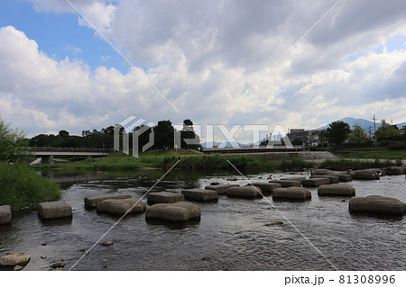 雲の多い空の飛び石と鴨川デルタのある鴨川の合流地点の風景 81308996