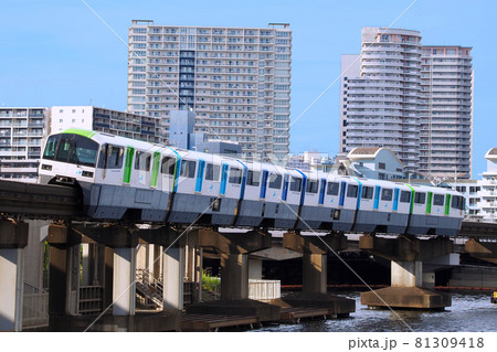 高層マンションを背景に京浜運河上を走る東京モノレール 81309418