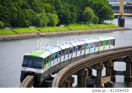 緑道公園を背景に京浜運河上を走る東京モノレール 緑道公園を背景に京浜運河上を走る東京モノレール 81309420