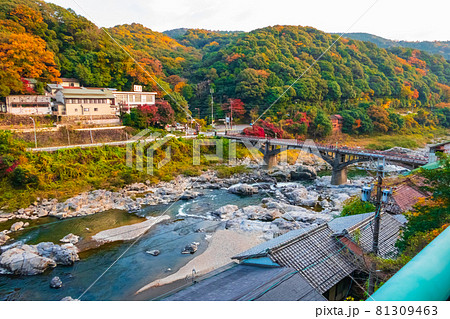 秋のJR定光寺駅、ホームからの眺め〈愛知県春日井市〉 秋のJR定光寺駅、ホームからの眺め〈愛知県春日井市〉 81309463
