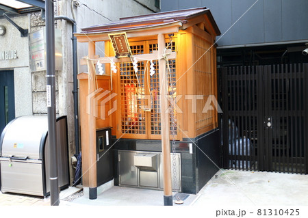 東京都中央区銀座1丁目　幸稲荷神社　縁結び　商売繁盛　家内安全　お参り　初詣 81310425