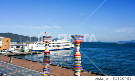 快晴の高松港から小豆島に向かう離島フェリー 快晴の高松港から小豆島に向かう離島フェリー 81310435