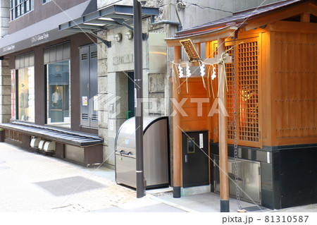 東京都中央区銀座1丁目　幸稲荷神社　縁結び　商売繁盛　家内安全　お参り　初詣　神社巡り 81310587