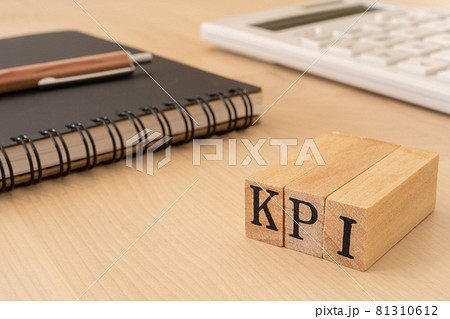KPI｜「KPI」と書かれたスタンプと電卓、ノート、ペン 81310612