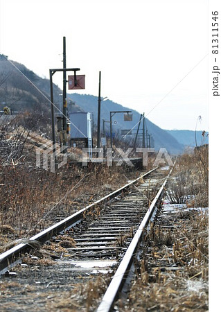 北海道の風景「廃線後の鉄路・日高本線」（北海道新冠町） 81311546