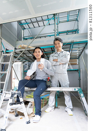 建築現場の現場監督と大工さん2人のポートレート 81311560