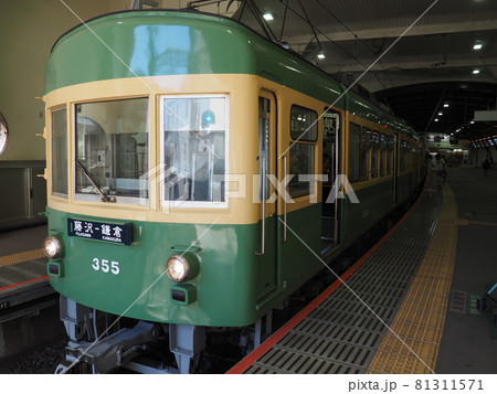 江ノ島電鉄300系車両　藤沢駅に停車中の「355」 車両  81311571
