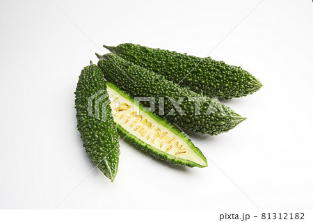 ゴーヤ(にがうり) 白背景 ゴーヤ(にがうり) 白背景 81312182
