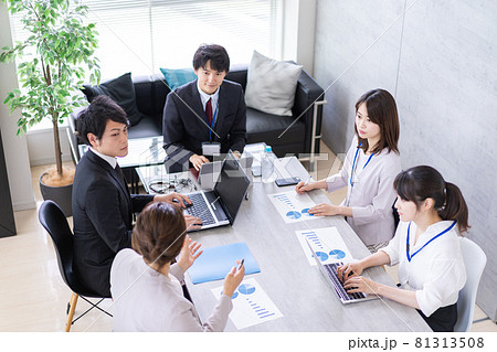 オフィスでビジネスミーティングをする会社員 81313508