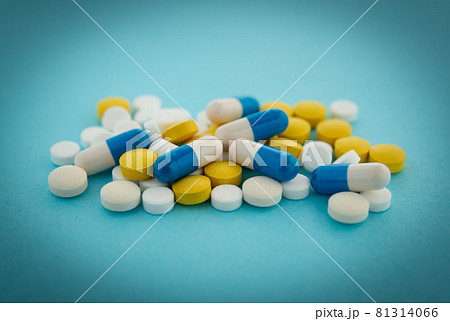 たくさんの薬　錠剤　カプセル　飲み薬 81314066