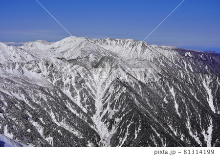 冬の空木岳山頂からの木曽駒ヶ岳と宝剣岳 81314199