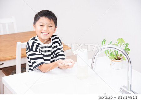 手を洗う小学生の男の子 手を洗う小学生の男の子 81314811