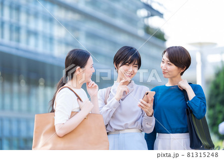 ビジネスウーマン  3人　歩く　スマホ 81315248