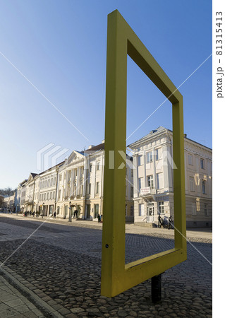 エストニア タルトゥ NG Yellow Window / Tartu, Estonia 81315413