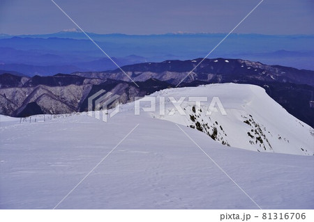 冬の伊吹山頂からの御嶽山と中央アルプス 冬の伊吹山頂からの御嶽山と中央アルプス 81316706