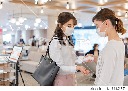 シェアオフィス入室時に検温をする若い女性 81318277