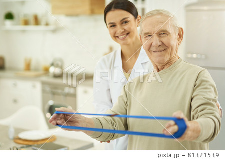 Smiling elderly man and young nurse looking at the camera 81321539