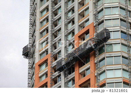 タワーマンションの移動式昇降足場　イメージ 81321601