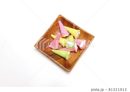 木製の食器にのせた白背景の駄菓子 81321913