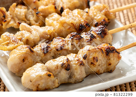 焼き鳥(塩焼き)盛り合わせの、ぼんじり串を中心としたアップ。 81322299