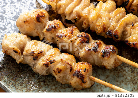 焼き鳥(塩焼き)盛り合わせの、ぼんじり串を中心としたアップ。 焼き鳥(塩焼き)盛り合わせの、ぼんじり串を中心としたアップ。 81322305