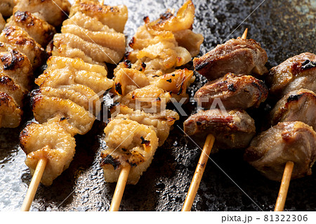 焼き鳥(塩焼き)盛り合わせの、鶏皮と砂ずりを中心としたアップ。 81322306