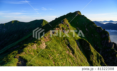 快晴の空と谷川岳オキの耳 快晴の空と谷川岳オキの耳 81322308