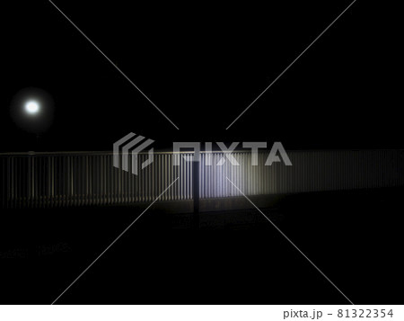 街路灯に照らされた宝野奈良原公園橋 81322354