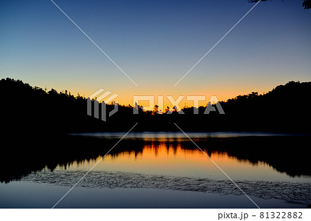 日本一高地の湖、北八ヶ岳　原生林の中にある白駒池の綺麗な朝焼け 81322882