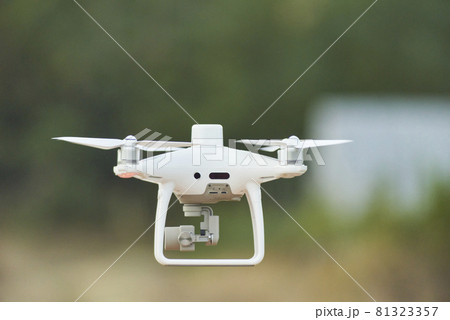 空撮を終え着陸しようとするドローン 81323357