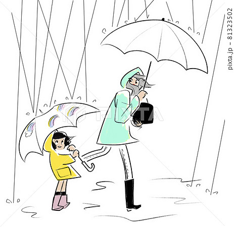 雨の中で傘をさす親子 雨の中で傘をさす親子 81323502