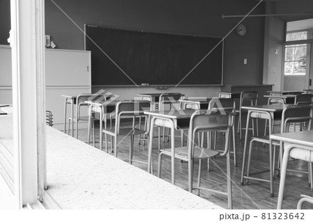 学校の教室　学級閉鎖　休校 81323642