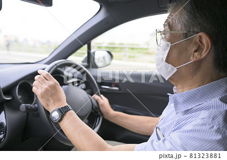 運転するシニア 81323881