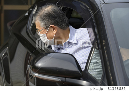 運転するシニア（車庫入れ） 81323885