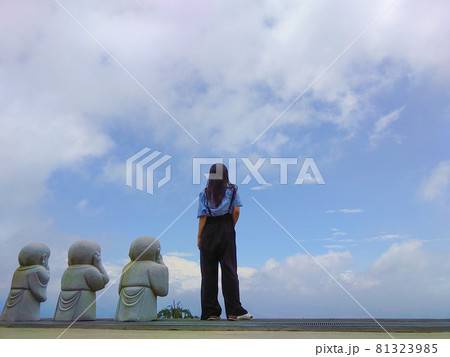 お地蔵様と並んでみた お地蔵様と並んでみた 81323985