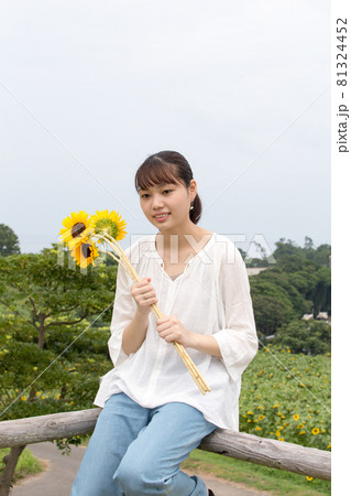 長崎鼻の向日葵畑で 81324452
