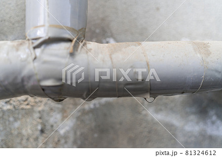 水道管の水漏れ 81324612