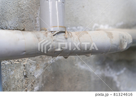 水道管の水漏れ 81324616