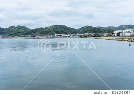 島根半島四十二浦　18　古浦の海と街　 81324894