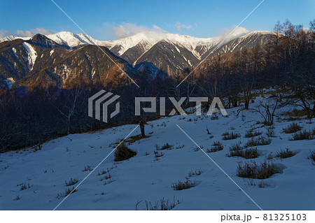夜叉神峠から見る雪雲舞う白峰三山 81325103