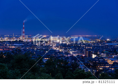 三重県四日市市 垂坂公園からの四日市港の夜景 三重県四日市市 垂坂公園からの四日市港の夜景 81325111