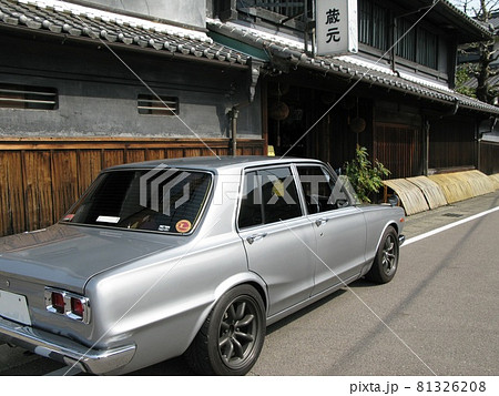 旧車と古い町並み 81326208