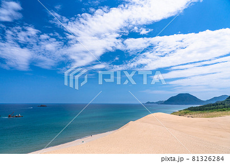 《鳥取県》鳥取砂丘・夏の晴天下 《鳥取県》鳥取砂丘・夏の晴天下 81326284