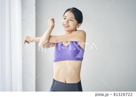 家でヨガをする女性　 81326722