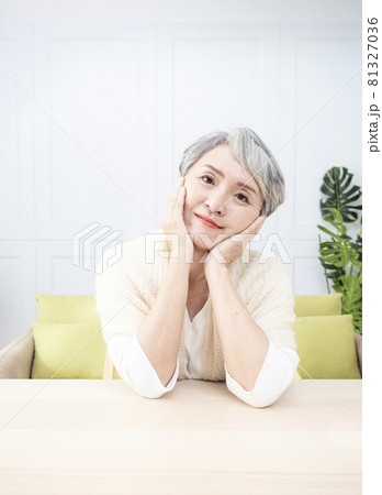 女性 メス 女の人 81327036